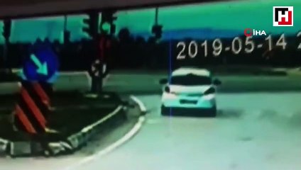 Kırmızı ışıkta geçen kamyon otomobili biçti...Feci kaza kamerada