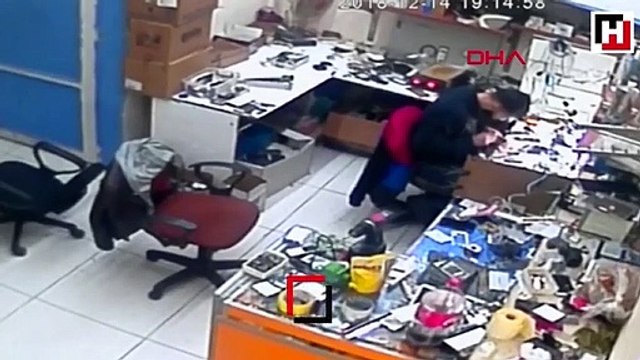 Tamir ettiği telefon böyle patladı