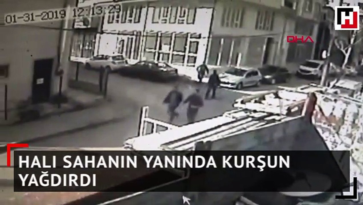 Halı sahanın yanında kurşun yağdırdı
