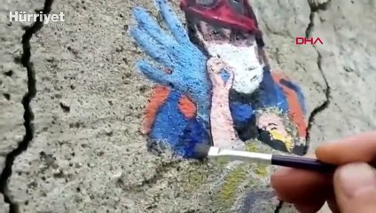 Minik Elif'in enkazdan kurtarılış anını, duvara resmetti