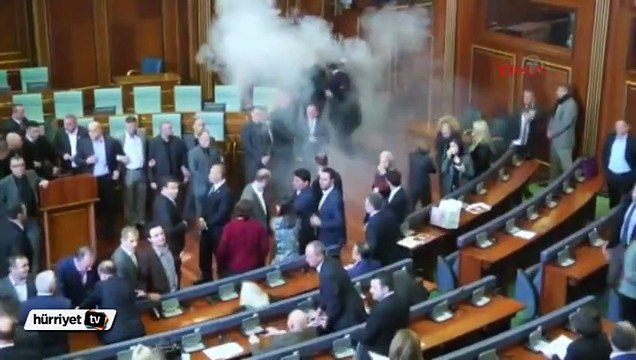 Kosova'da bütçe görüşmelerinde muhalefet göz yaşartıcı gaz kullandı