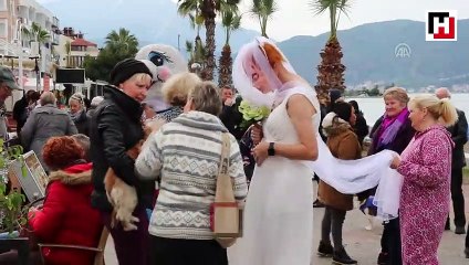 Kostümlerle denize girdiler