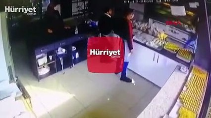 İlginç anlar! Kavgadan korkup dolaba saklandılar