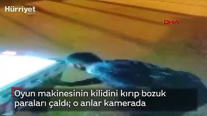 Oyun makinesinin kilidini kırıp bozuk paraları çaldı  o anlar kamerada