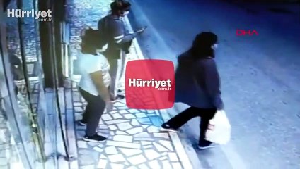 Durakta bekleyen kızın cep telefonunu böyle çaldı!