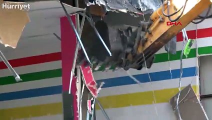 Sosyal mesafeyi unutup yıkımı izlediler