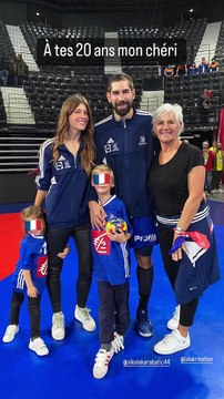 Nikola Karabatic et sa compagne Géraldine, ses enfants Alek et Nora et sa mère.