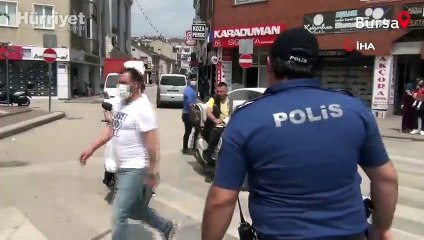 Vatandaşlara tek tek maske soran polis memuru fenomen oldu