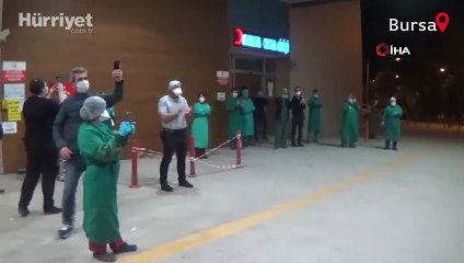 Koronalı maniler okuyan muhtara sağlık çalışanlarından alkış