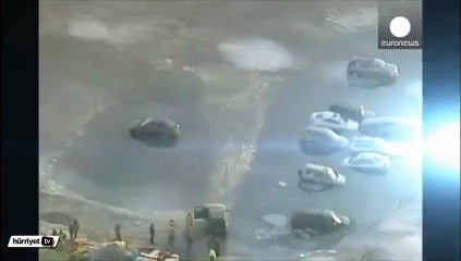 Buzlar eridi araçlar suya gömüldü