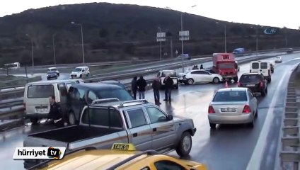 Buzlanan yolda 10 araç birbirine girdi