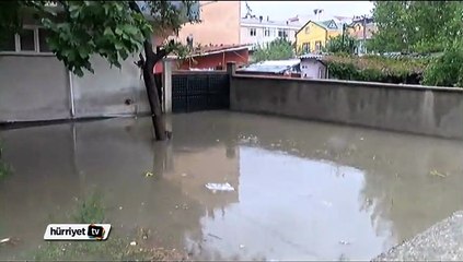 Ümraniye’de şiddetli yağış sonrası 10 evi su bastı