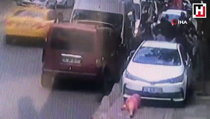 Tamirci adam çekiciden düşen araçla minibüs arasında kaldı