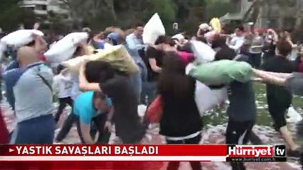 CADDEBOSTAN SAHİLİ'NDE YASTIK SAVAŞI