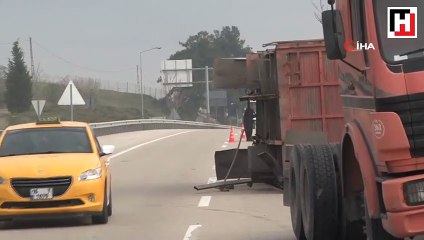 Tır dorsesi otobana devrildi, faciadan dönüldü