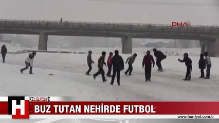 BUZ TUTAN NEHİR ÜZERİNDE FUTBOL OYNADILAR