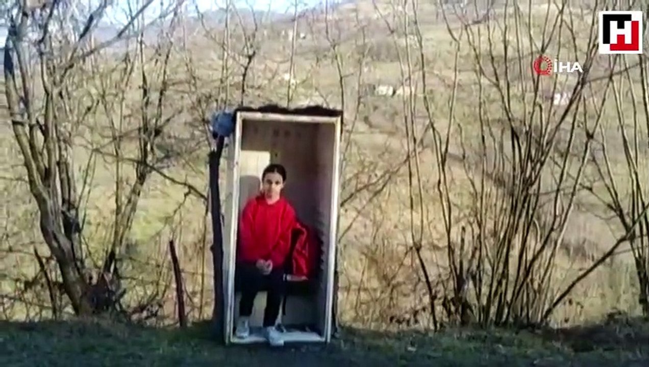 Çocuğu üşümesin diye eski dolabı durak yaptı