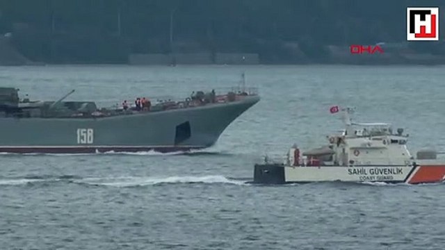 Rus savaş gemisi Çanakkale Boğazı'ndan geçerken dikkat çeken detay