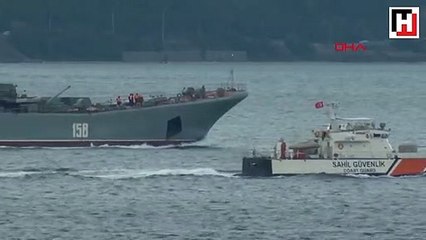 Rus savaş gemisi Çanakkale Boğazı'ndan geçerken dikkat çeken detay
