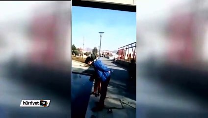 Buzlu suya karşı hayata tutunan çocuk