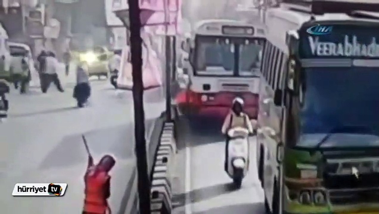 Temizlik işçisi otobüsün altında kaldı