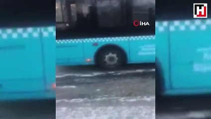 Halk otobüsü buzlu yolda metrelerce sürüklendi