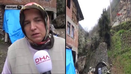 Yamaçtan kopan kaya kütlesi eve çarptı