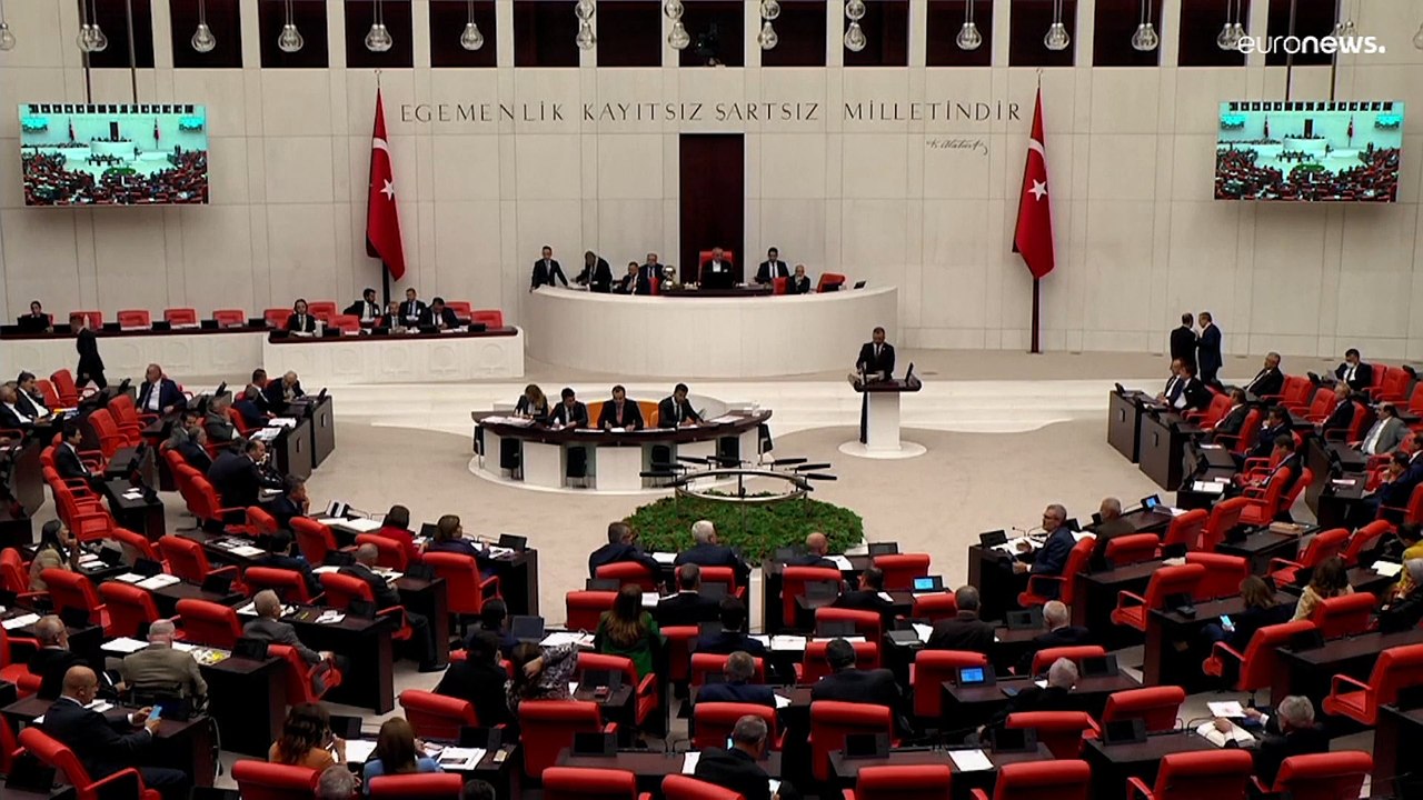 Aus Proteste gegen 'Desinformationsgesetz': Türkischer Oppositionspolitiker zerschlägt Handy