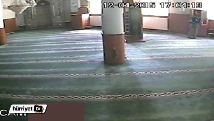 Camiden Kur'an-ı Kerim çalan hırsız kamerada