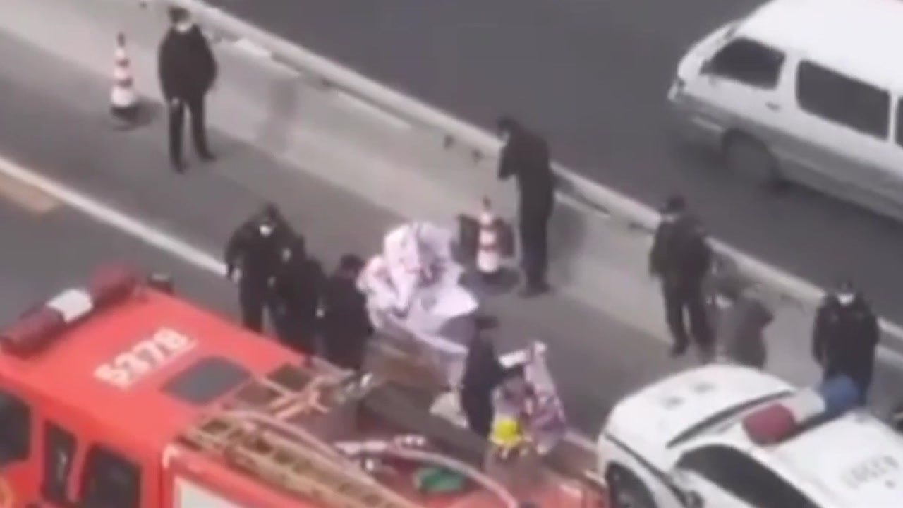 中 당대회 직전 베이징에 "시진핑 파면" 현수막 걸려 / YTN