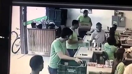 Ladrão é ignorado por toda a gente e acaba por ir embora… sem nada