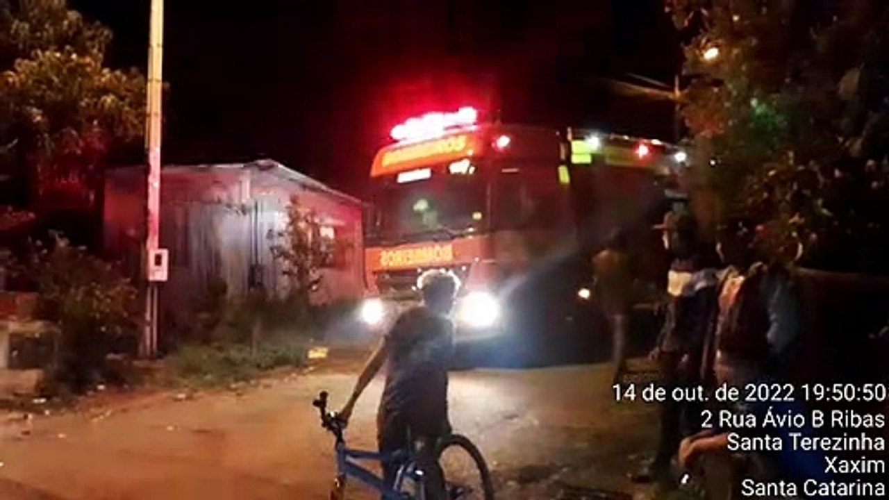 Homem bate carro em casa e abandona veículo com mulher ferida dentro em SC