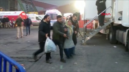 Kurtarılmayı bekleyen bir madencinin yakını fenalık geçirdi