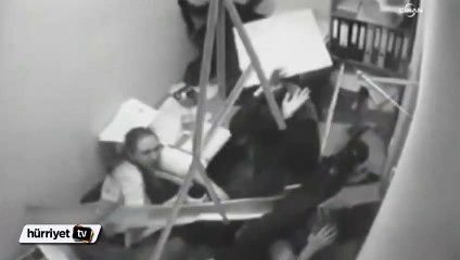 Tavandan çalışanların üzerine düşen işçi korkuttu