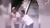 Taksici, camını kıran kişiye sopayla saldırdı