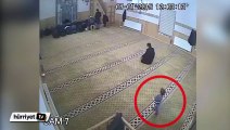 Yaramaz çocuk namaz vakti camiye girerse