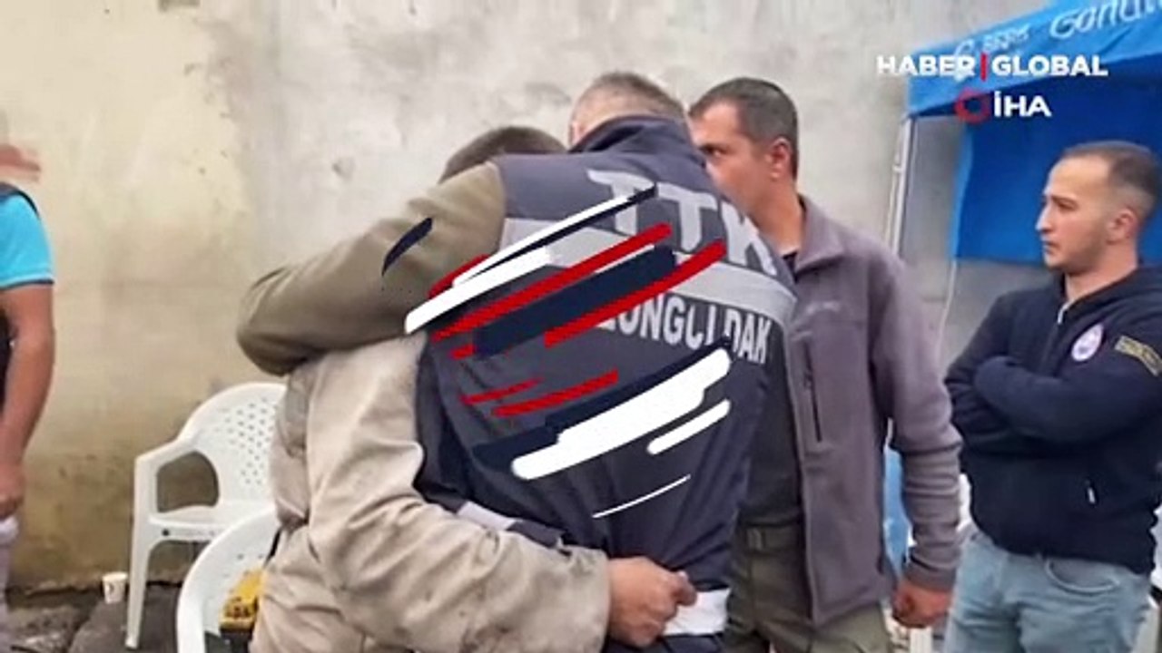 Madendeki kurtarma çalışmalarına katılan işçi gözyaşlarına boğuldu