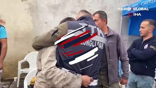 Madendeki kurtarma çalışmalarına katılan işçi gözyaşlarına boğuldu