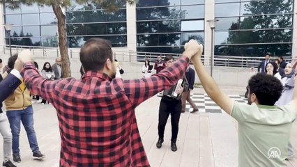 Artvinli öğrenciler TBMM bahçesinde milletvekilleriyle horon oynadı