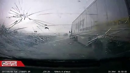 Dolu taneleri otomobilin camını çatlattı