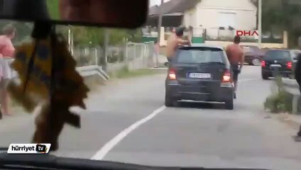 Düğün konvoyundaki genç araçtan böyle düştü....