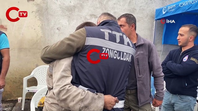 Madendeki kurtarma çalışmalarına katılan işçi gözyaşlarına boğuldu