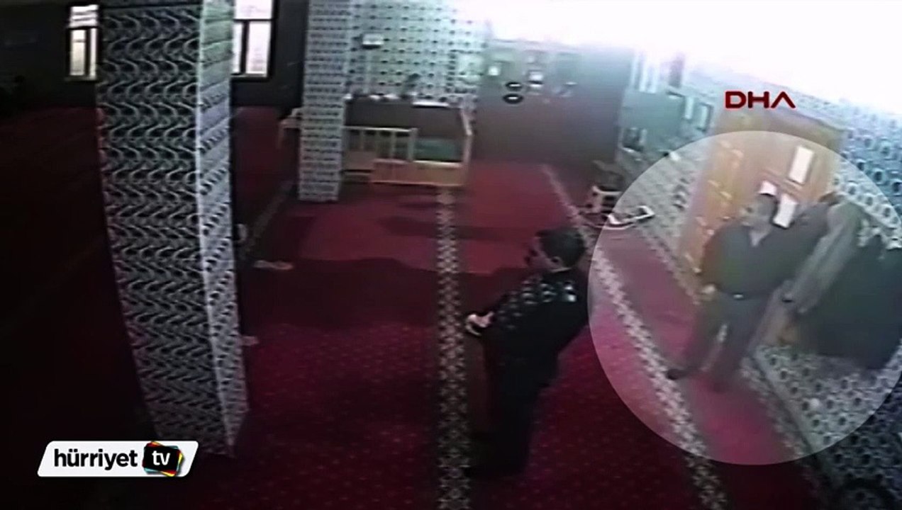 Namaz kılar gibi yapıp camide cüzdanları çaldılar