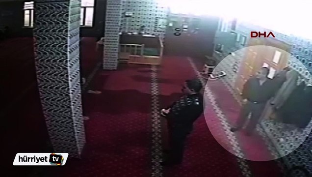 Namaz kılar gibi yapıp camide cüzdanları çaldılar