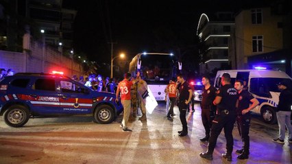 Alanya'da taraftarları taşıyan otobüslere taşlı saldırı