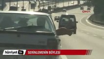 Tem'de otomobilin camından ayaklarını dışarı çıkartarak serinledi