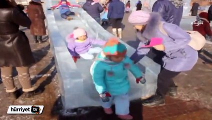 Moğolistan’da buzdan park, çocukların ilgi odağı oldu
