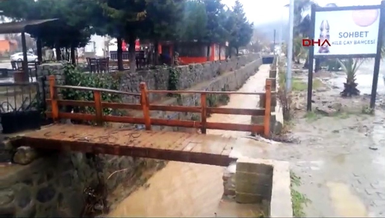 Çanakkale Çınarlı Deresi taştı, Gökçeada'yı sel aldı.