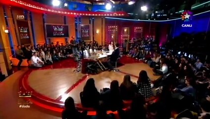 Okan Bayülgen canlı yayına yanağındaki ruj izleriyle çıktı