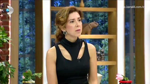 Tuğba Özay canlı yayında soyundu